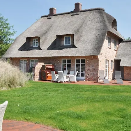 Holiday home Doppelhaushaelfte Duene & Reet *